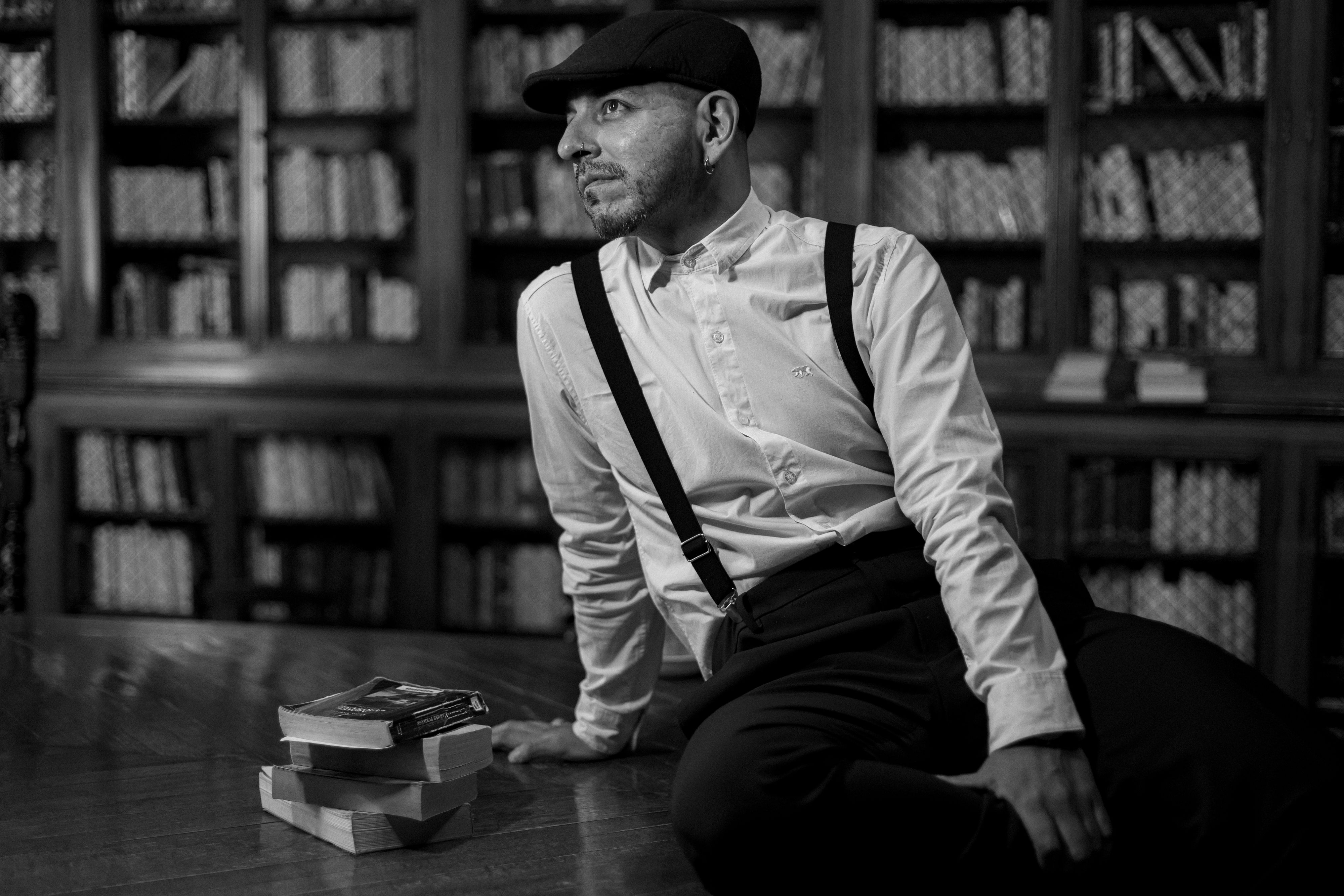 Black and white portrait of a stylish gentleman in a historic library in Buenos Aires.