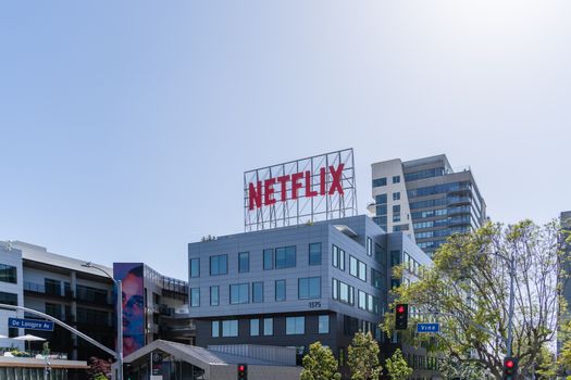 Buitenaanzicht van het hoofdkantoor van Netflix in Los Angeles onder een heldere hemel.