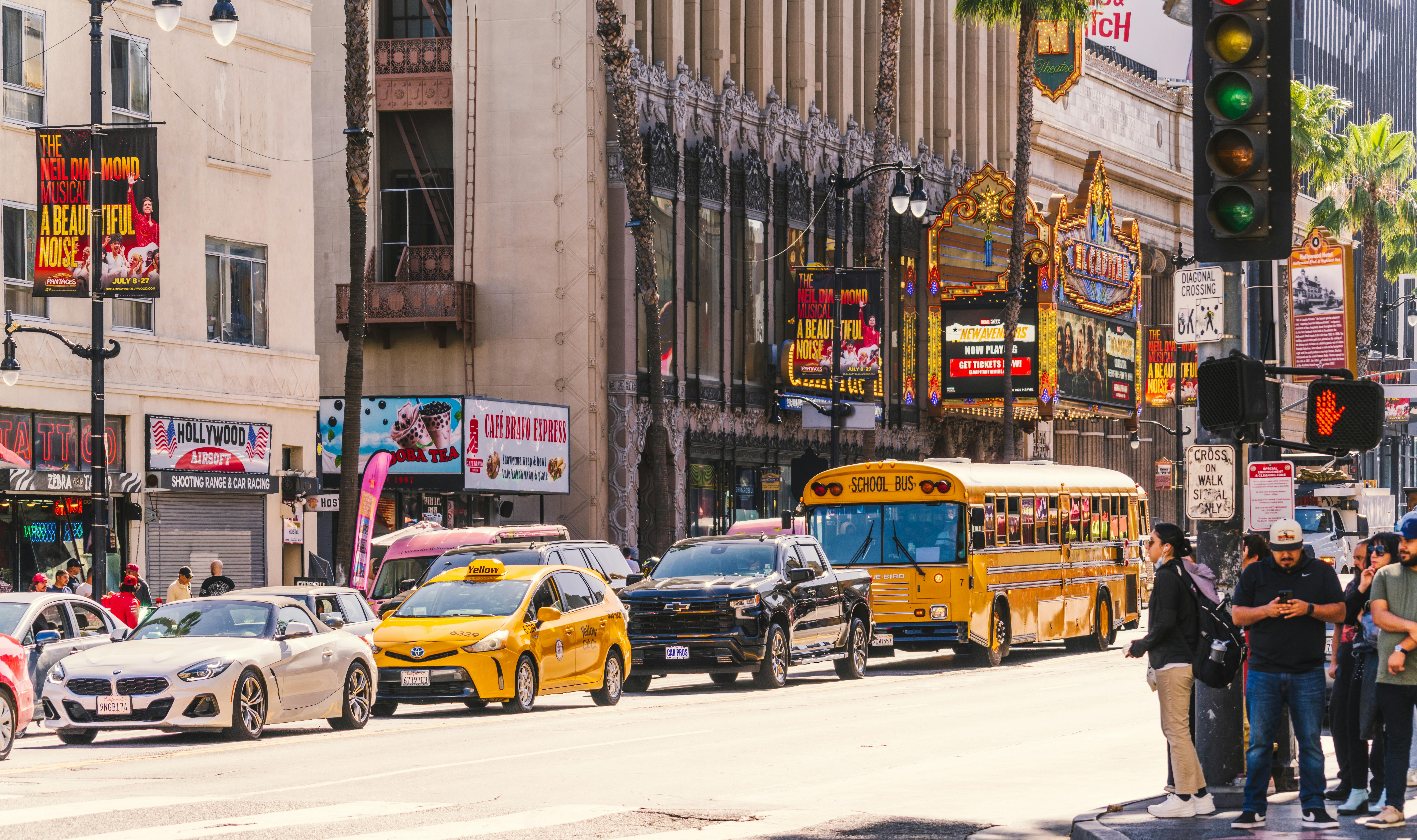 Ücretsiz Hollywood Bulvarı'nda ikonik mimarinin ve şehir yaşamının sergilendiği canlı bir sahne. Stok Fotoğraflar