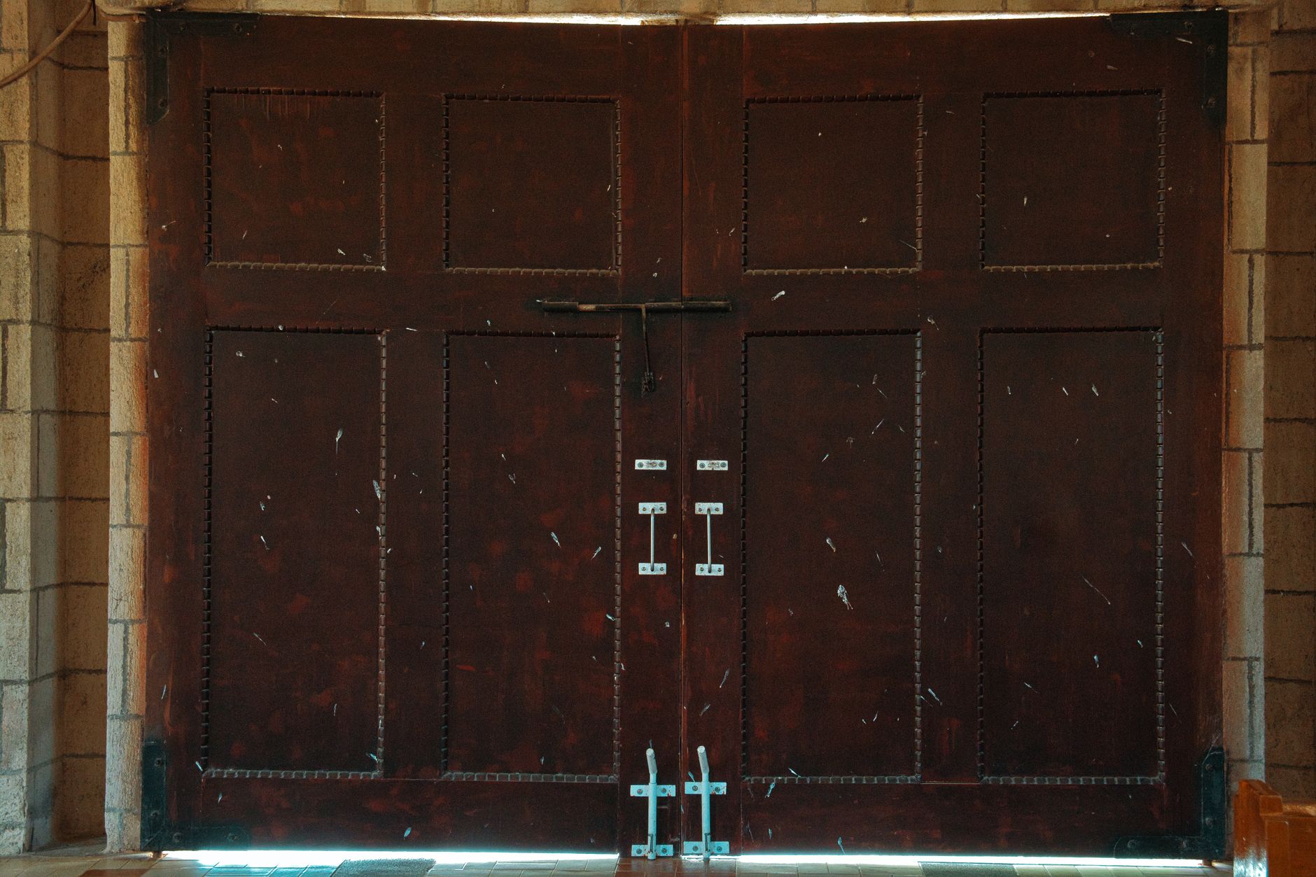 Best Door Stoppers 2026: Wedge, Floor-Mount & Magnetic Picks