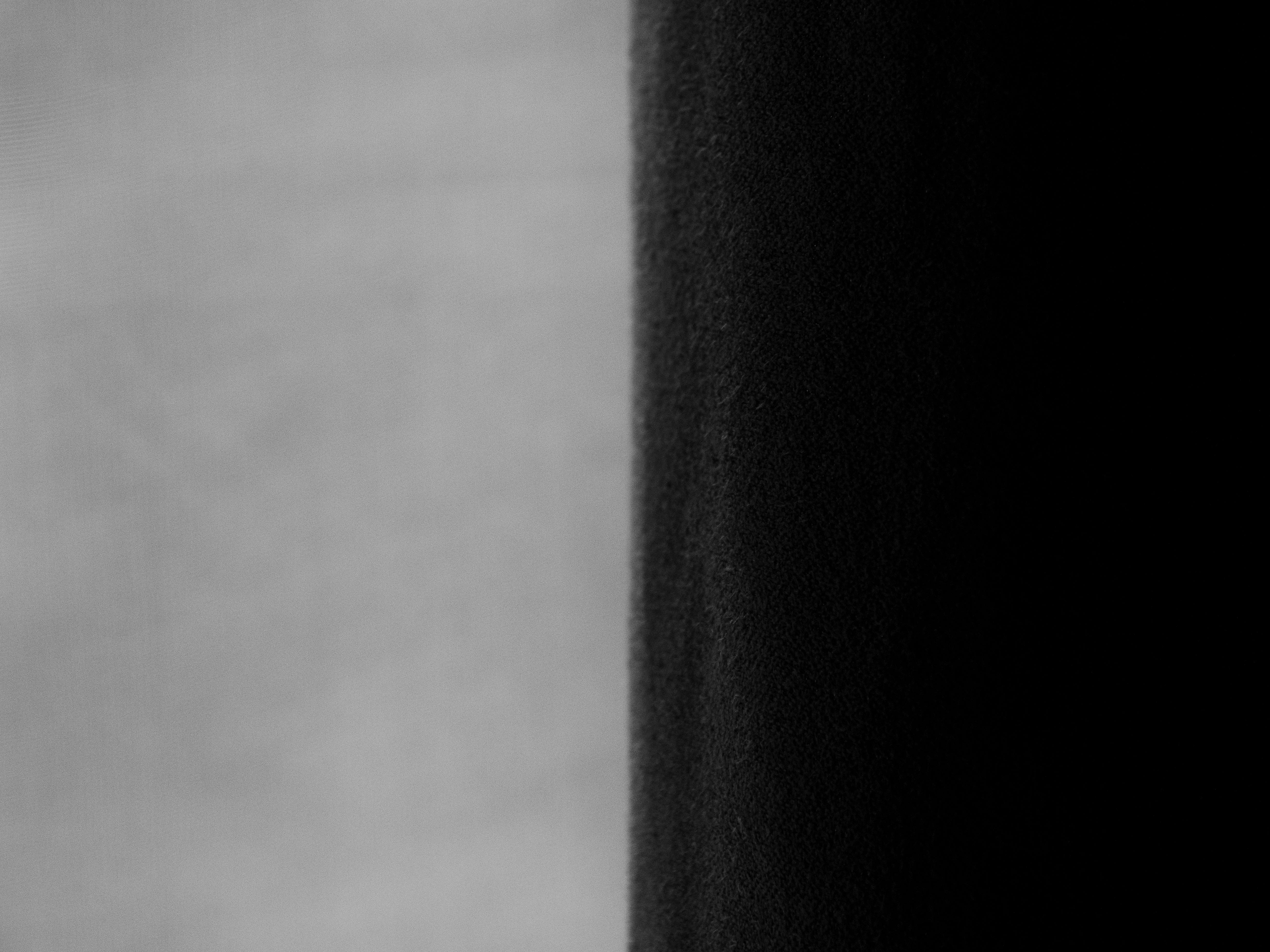 Zadarmo Detailný záber na kontrastné závesy v odtieňoch sivej v modernom interiéri. Fotka z fotobanky