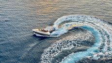 在阿鲁巴海岸外的加勒比海，体验快艇创造动态波浪的快感