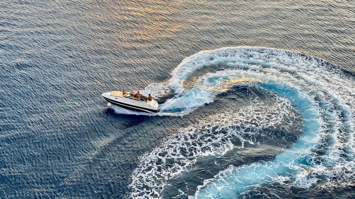 Speedboat cutting through tropical turquoise waters, evoking the Ang Thong National Marine Park boat trip near Koh Samui