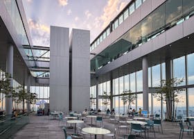 大阪令人惊叹的现代屋顶露台,拥有美丽的城市景观和现代建筑。