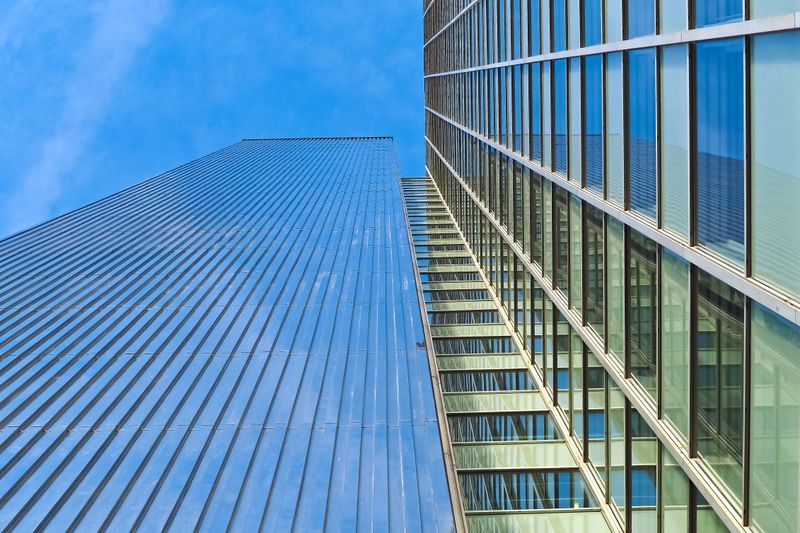 Edificios corporativos representando derecho empresarial