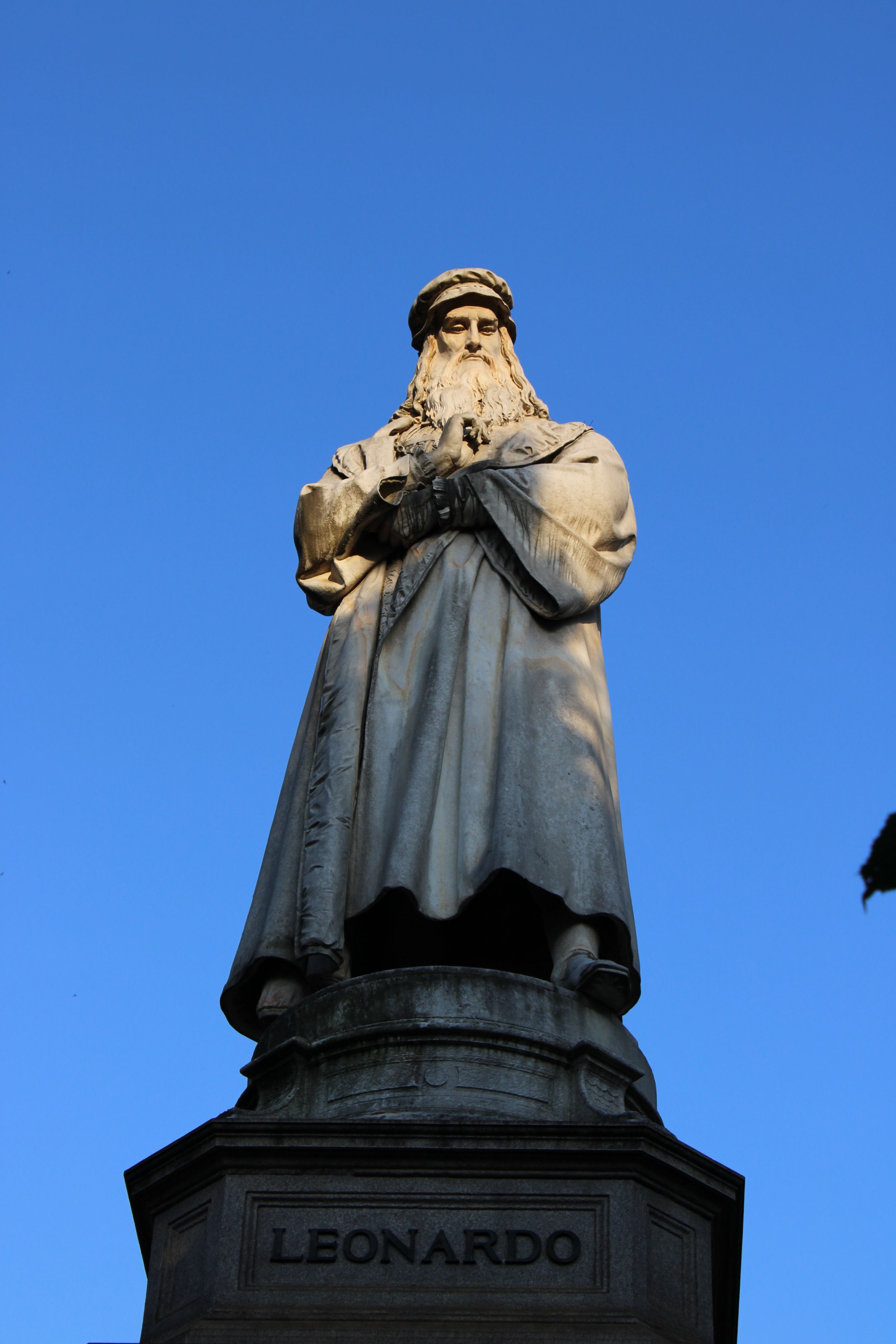 Leonardo da Vinci statue in Milan