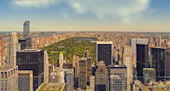 从纽约市天际线鸟瞰，中央公园坐落在高耸的摩天大楼之间
