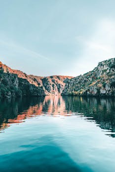 葡萄牙米兰达杜罗的水域平静，悬崖宁静