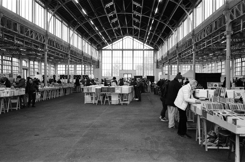Monochrome view of a bustling indoor market in Nancy, France.
