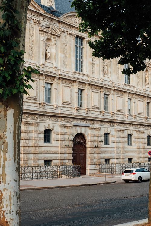 Free Ornate facade of a historic building in Paris, showcasing classical architecture and urban elegance. Stock Photo