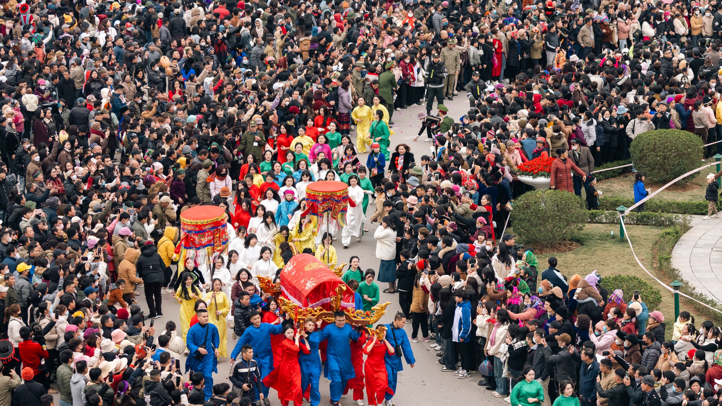 A colorful procession at the Ky Cung Ta Phu Temple Festival in Lạng Sơn, Vietnam, attracting a large crowd.