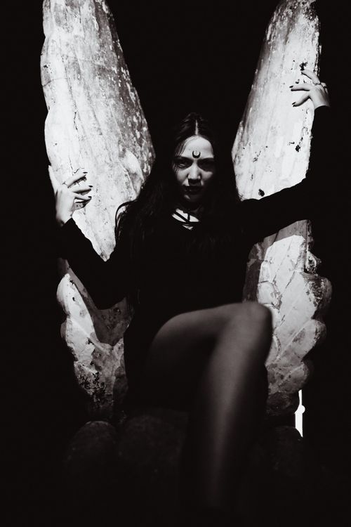 Free A powerful monochrome portrait of a woman in a dark setting, exuding mystery and intensity. Stock Photo