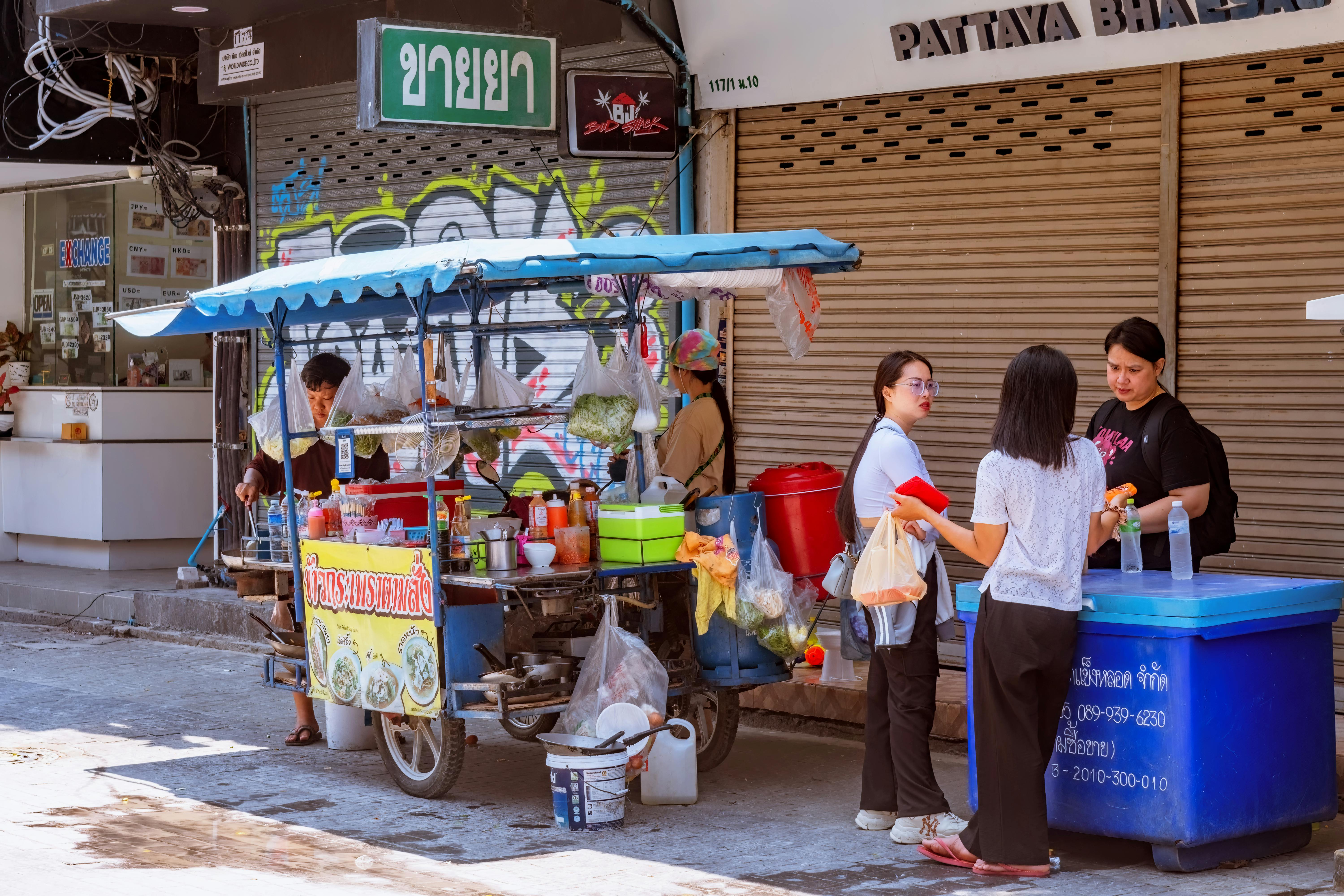 Street Food Vendor with Customers on Pattaya Street · Free Stock Photo