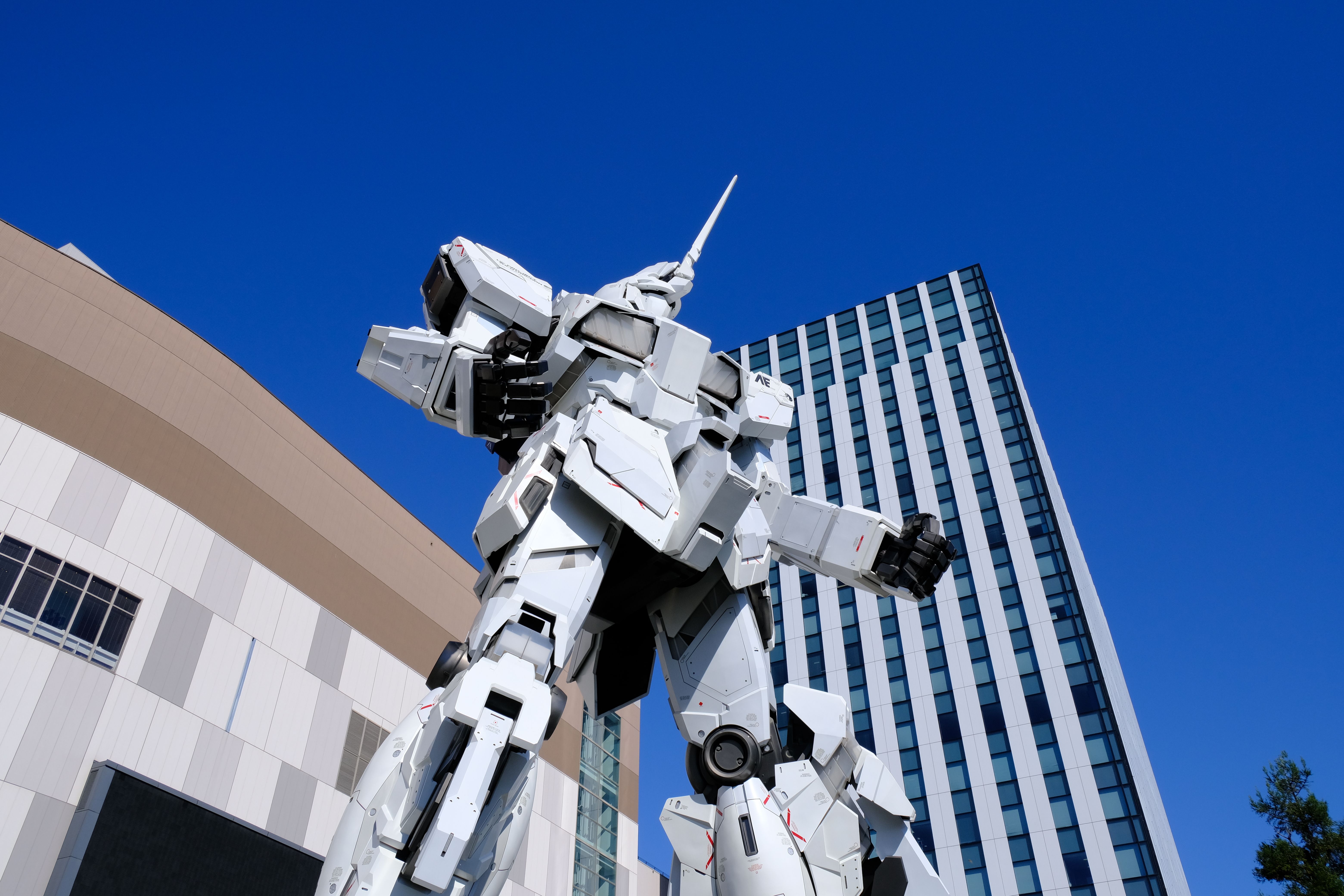 dynamic view of iconic odaiba gundam statue