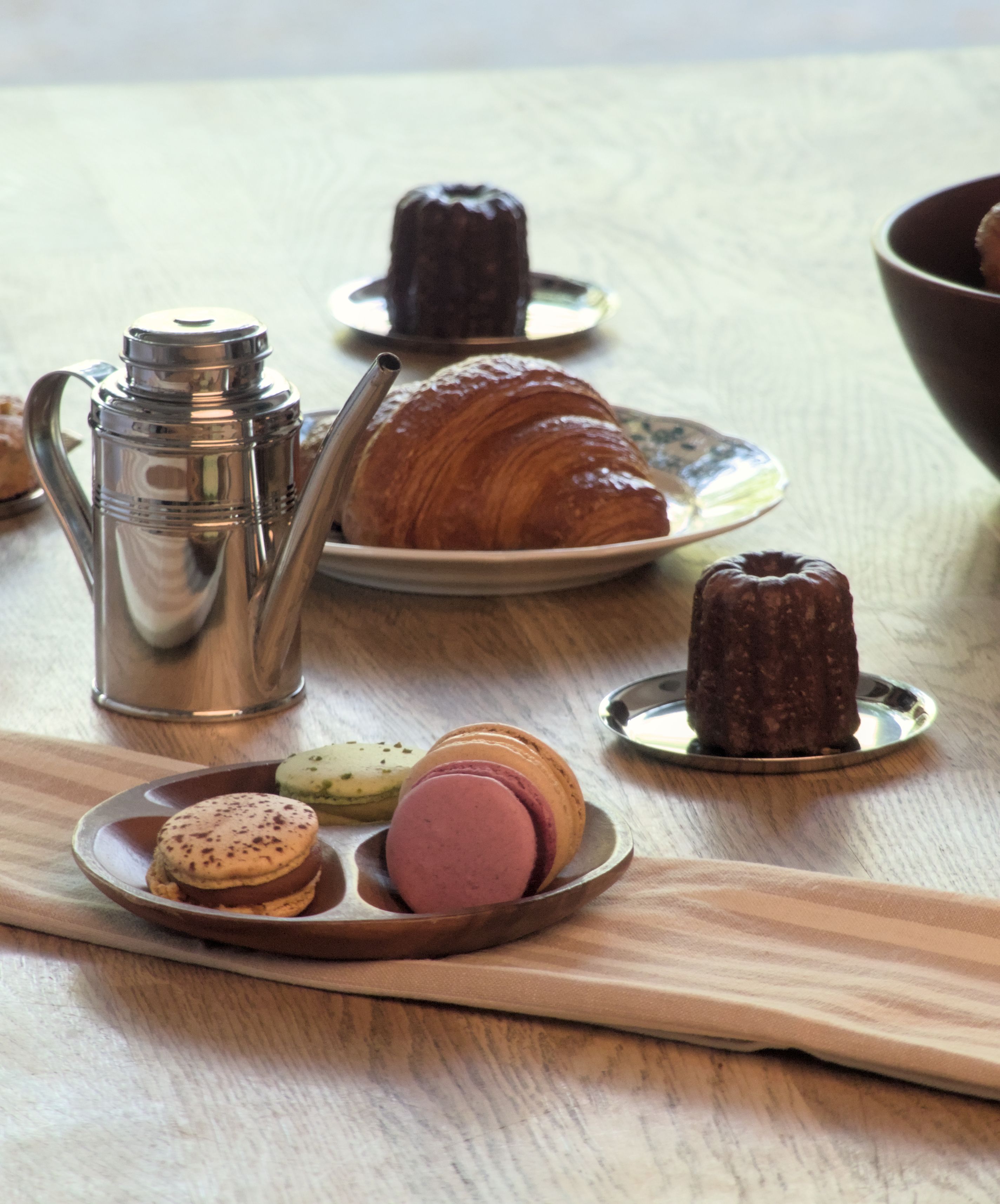 Wie man ein Café-Flatlay mit natürlichem Fensterlicht stylt — den Tisch im Blick behalten