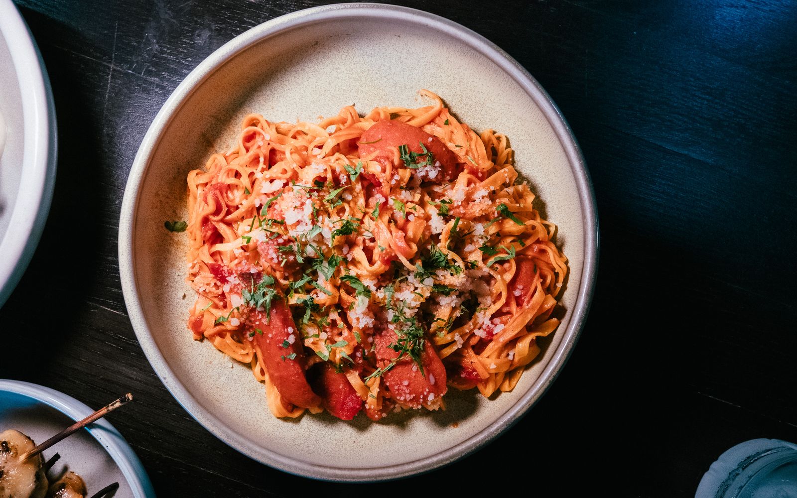 Foto de Talharim ao sugo fresco com manjericão e salada verde