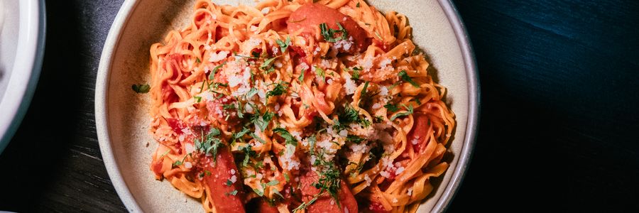 Foto de Talharim ao sugo fresco com manjericão e salada verde