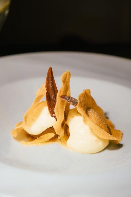 Free A gourmet dessert featuring delicate crispy wafers paired with creamy filling on a fine dining plate. Stock Photo