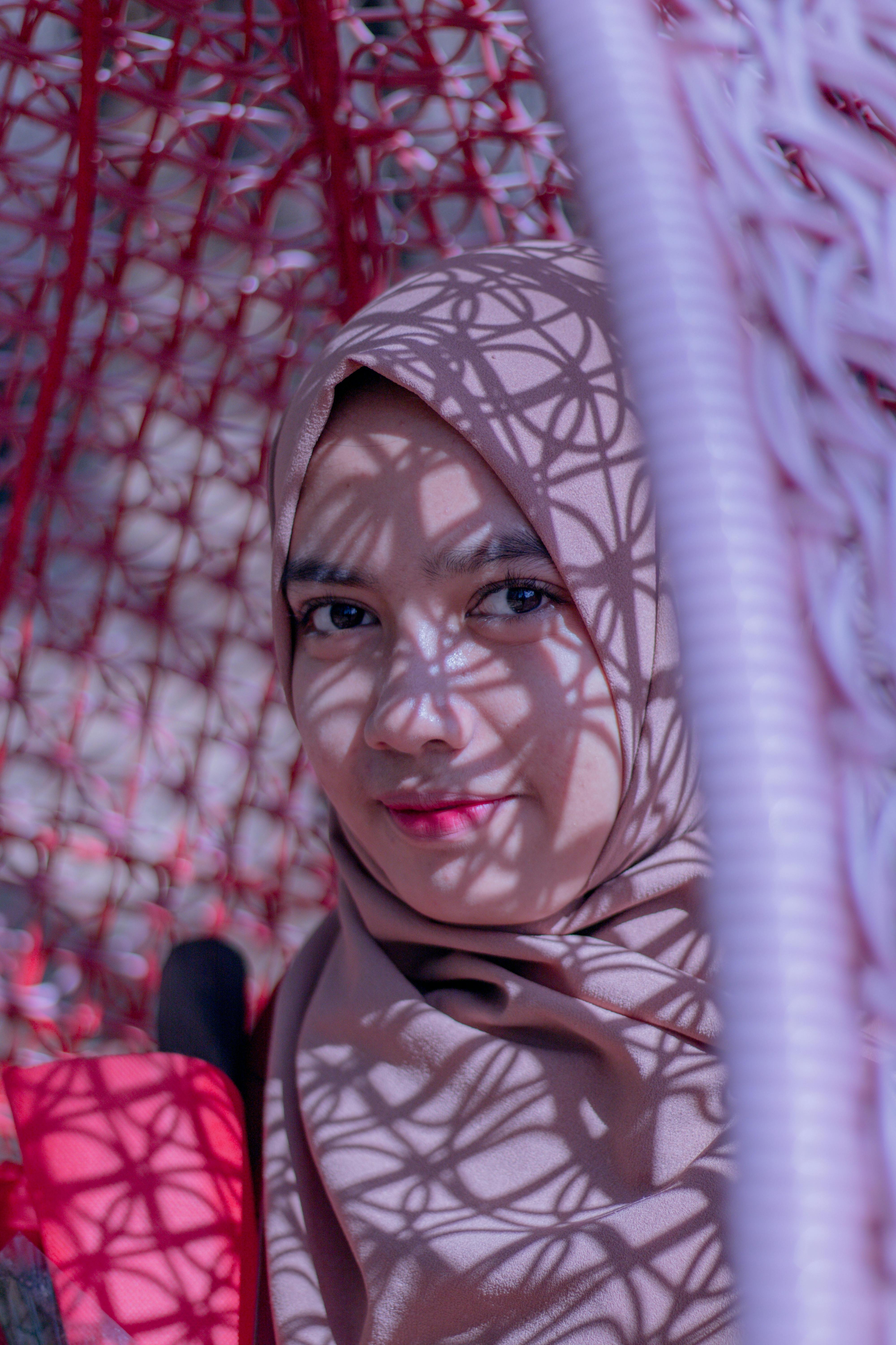 Foto stok gratis tentang fotografi potret, jilbab, tersenyum