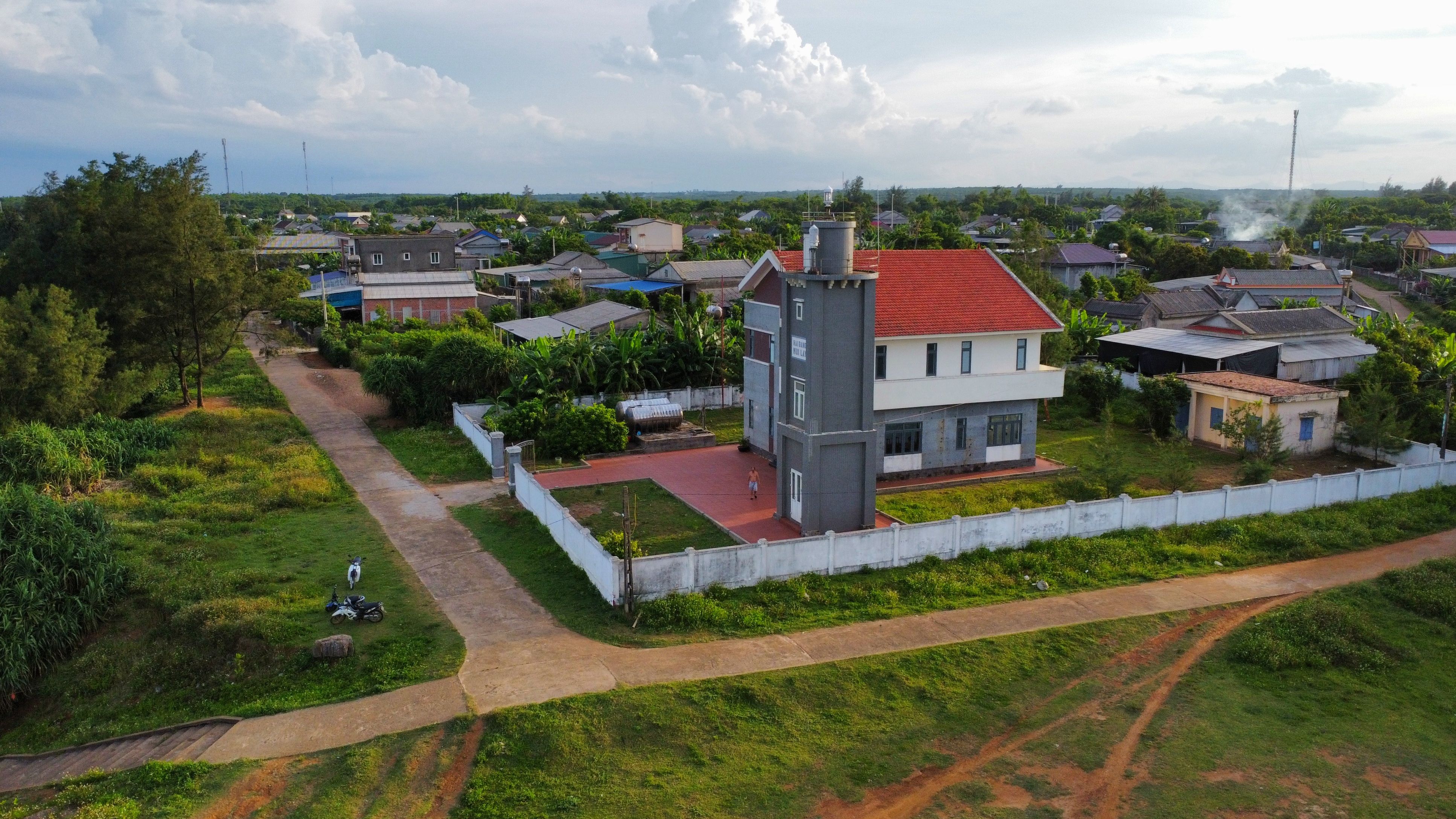 កីឡដ្ឋានធំមួយនៅអាមេរិកខាងជើងពេលយប់ មានទង់ជាតិជាច្រើន និងអ្នកគាំទ្ររំភើបមុនការប្រកួត