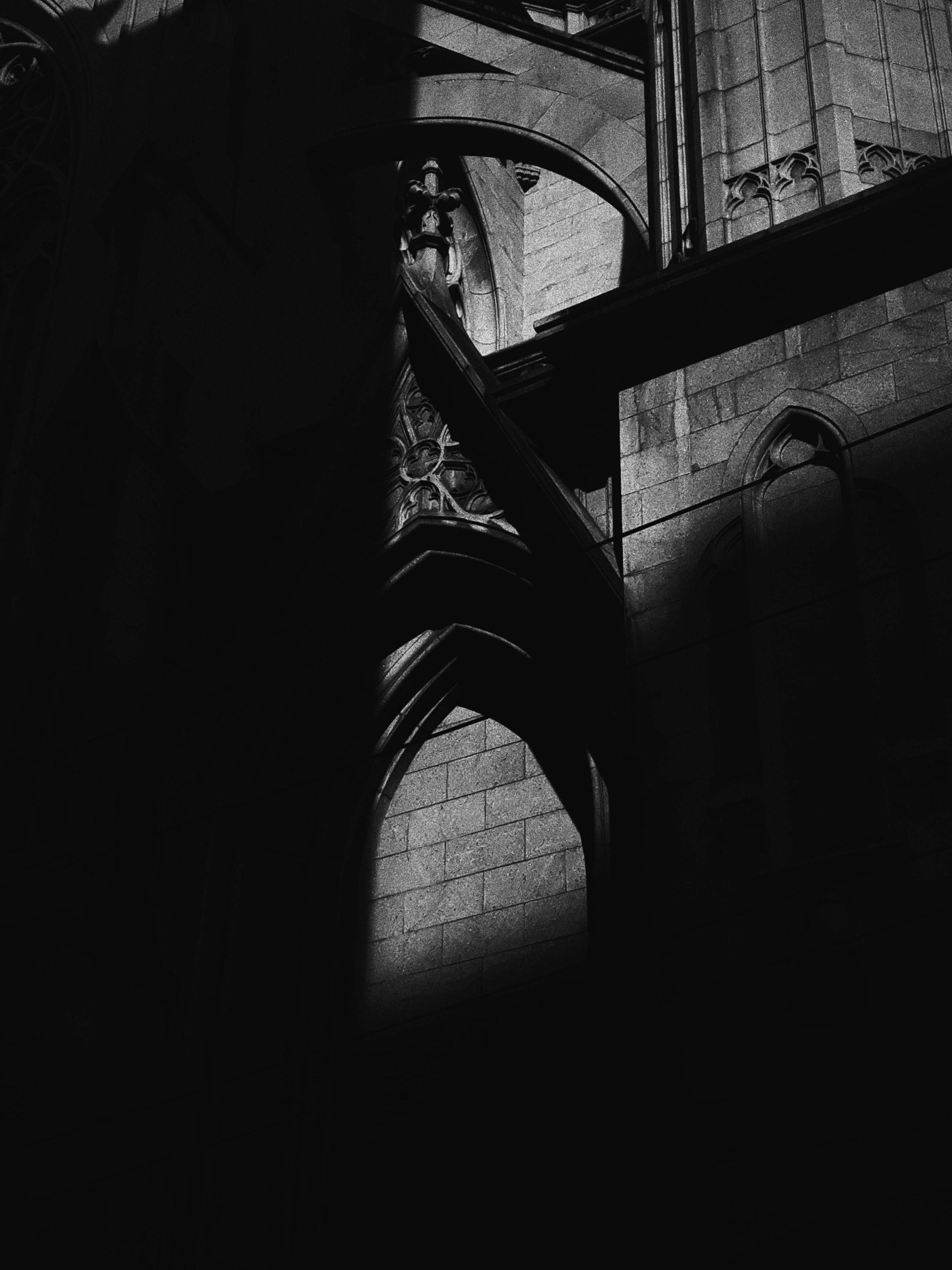 低视角下，深阴影中醒目的哥特式建筑细节