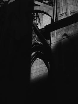 低视角下，深阴影中醒目的哥特式建筑细节