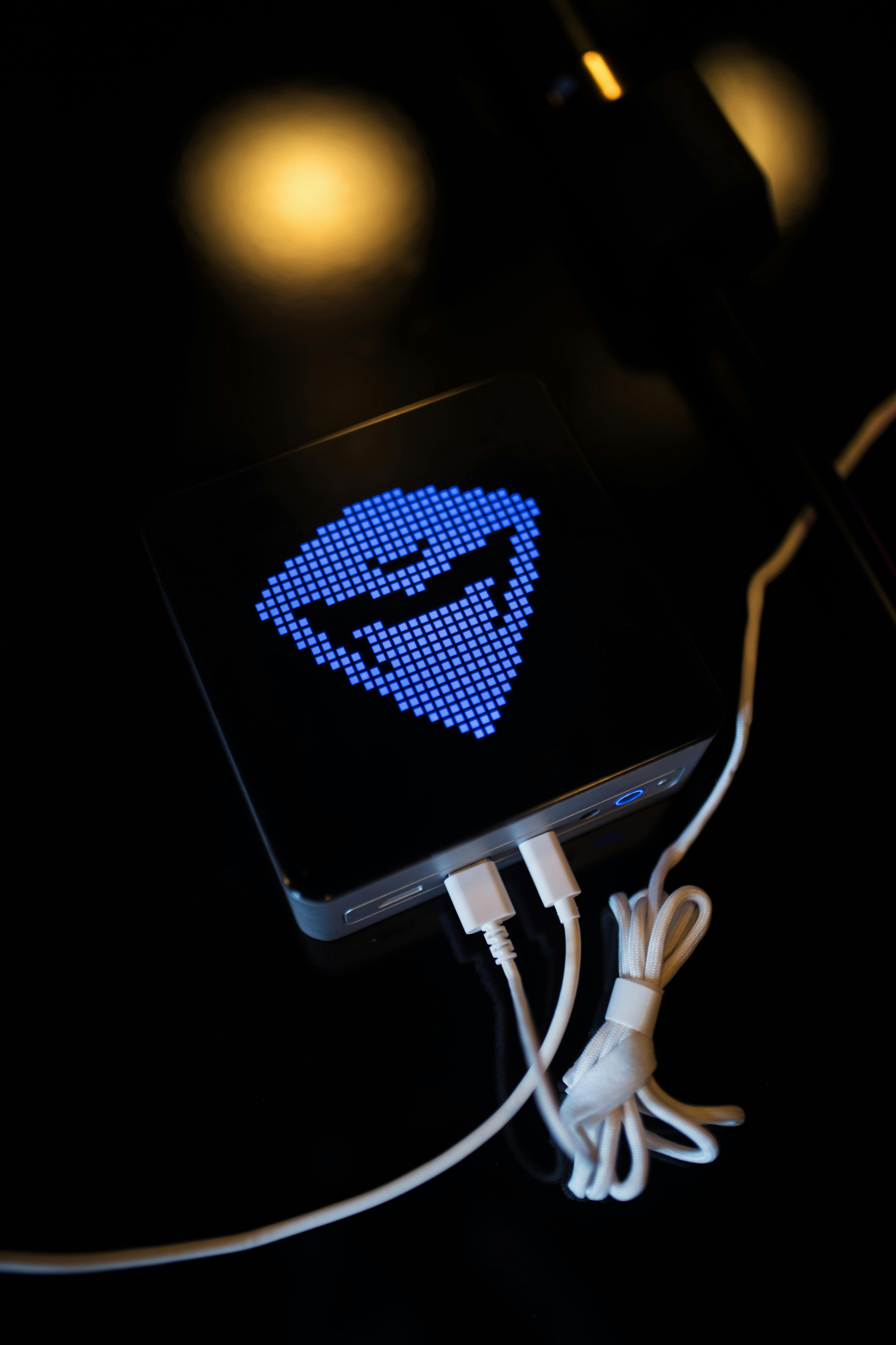 Gratis Opplyst Enhet Som Viser Blått Digitalt Ikon Arkivbilde