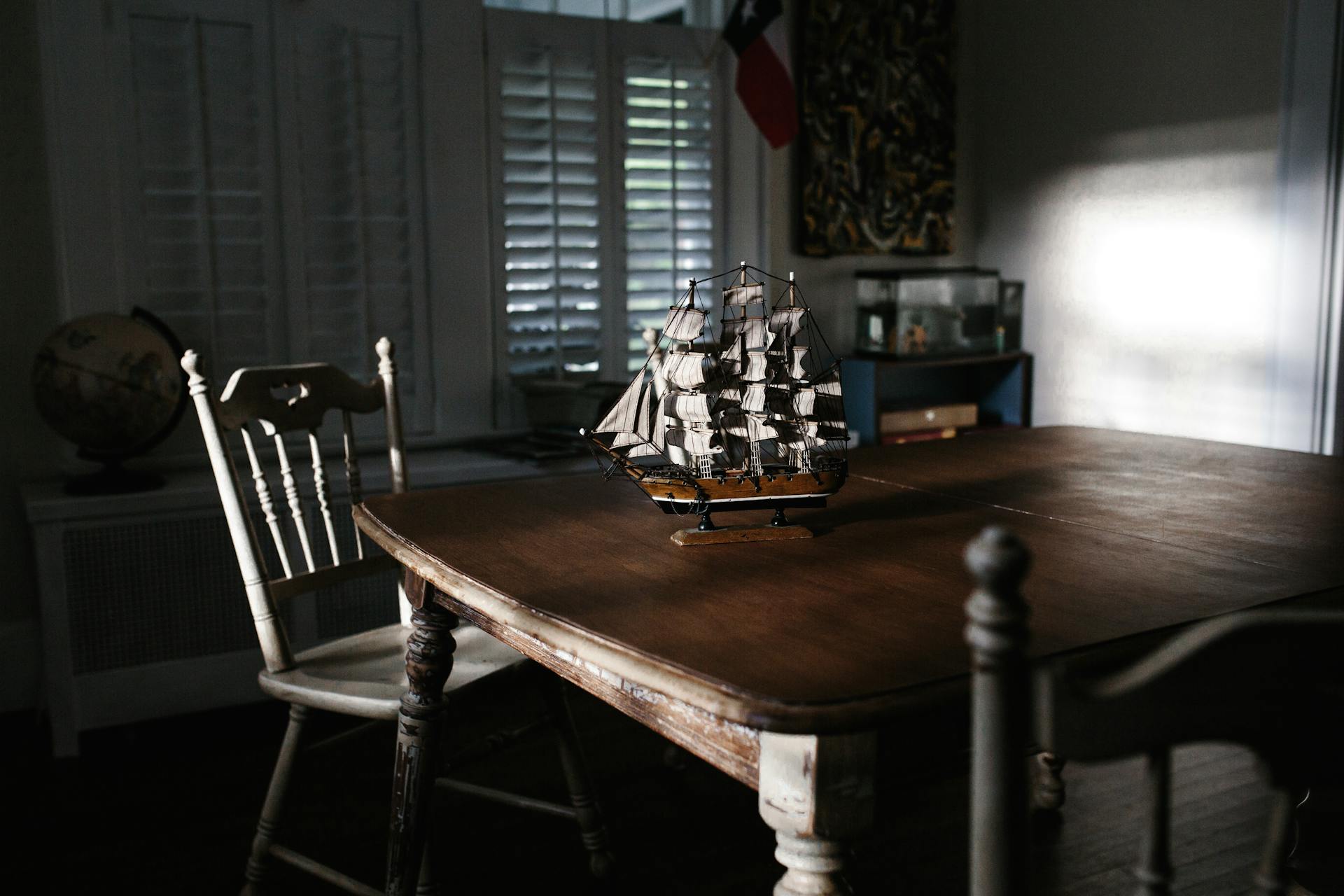 Photographie sélective d'un navire miniature sur une table