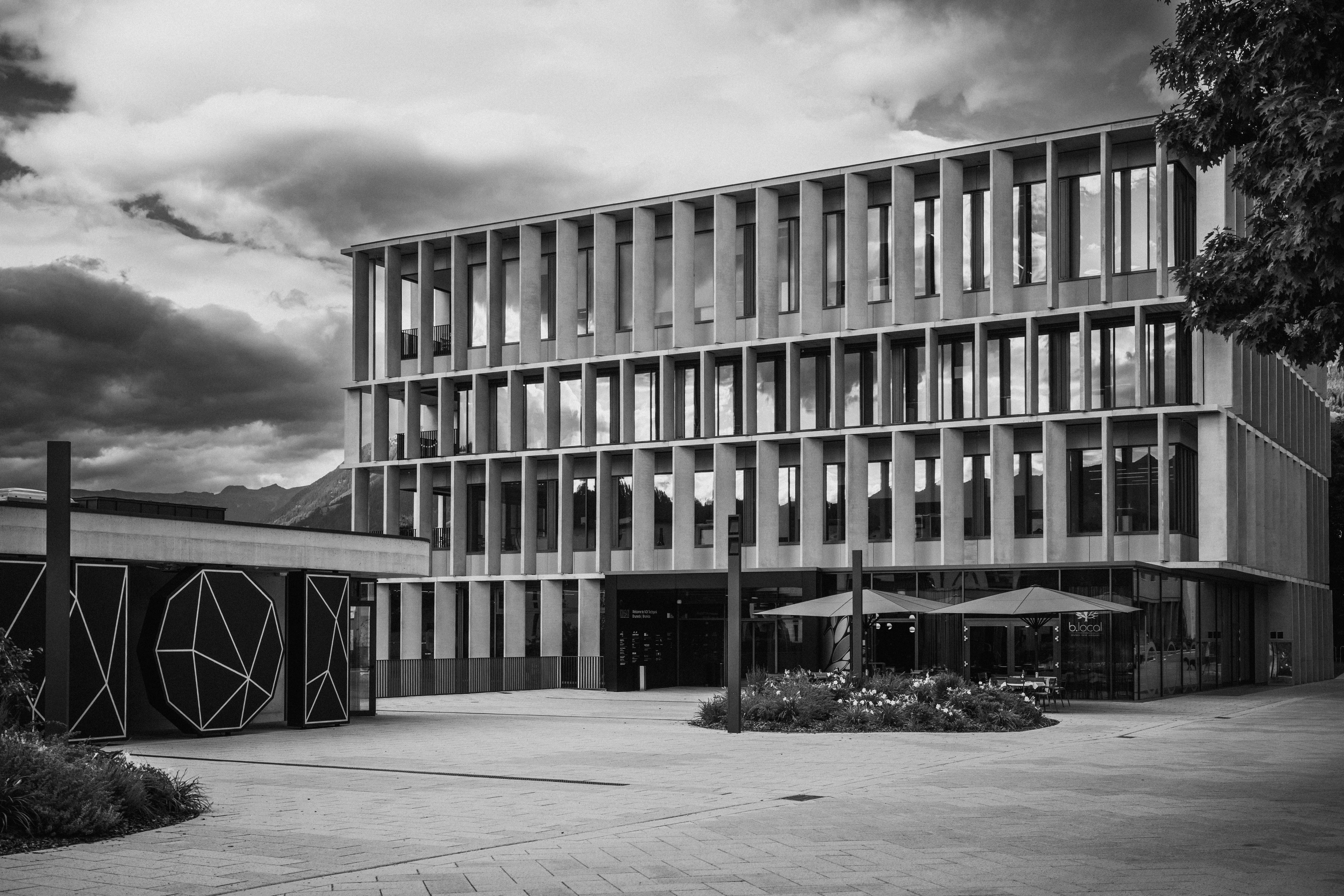 Modern Monarchy Controversies: Navigating Tradition and Change