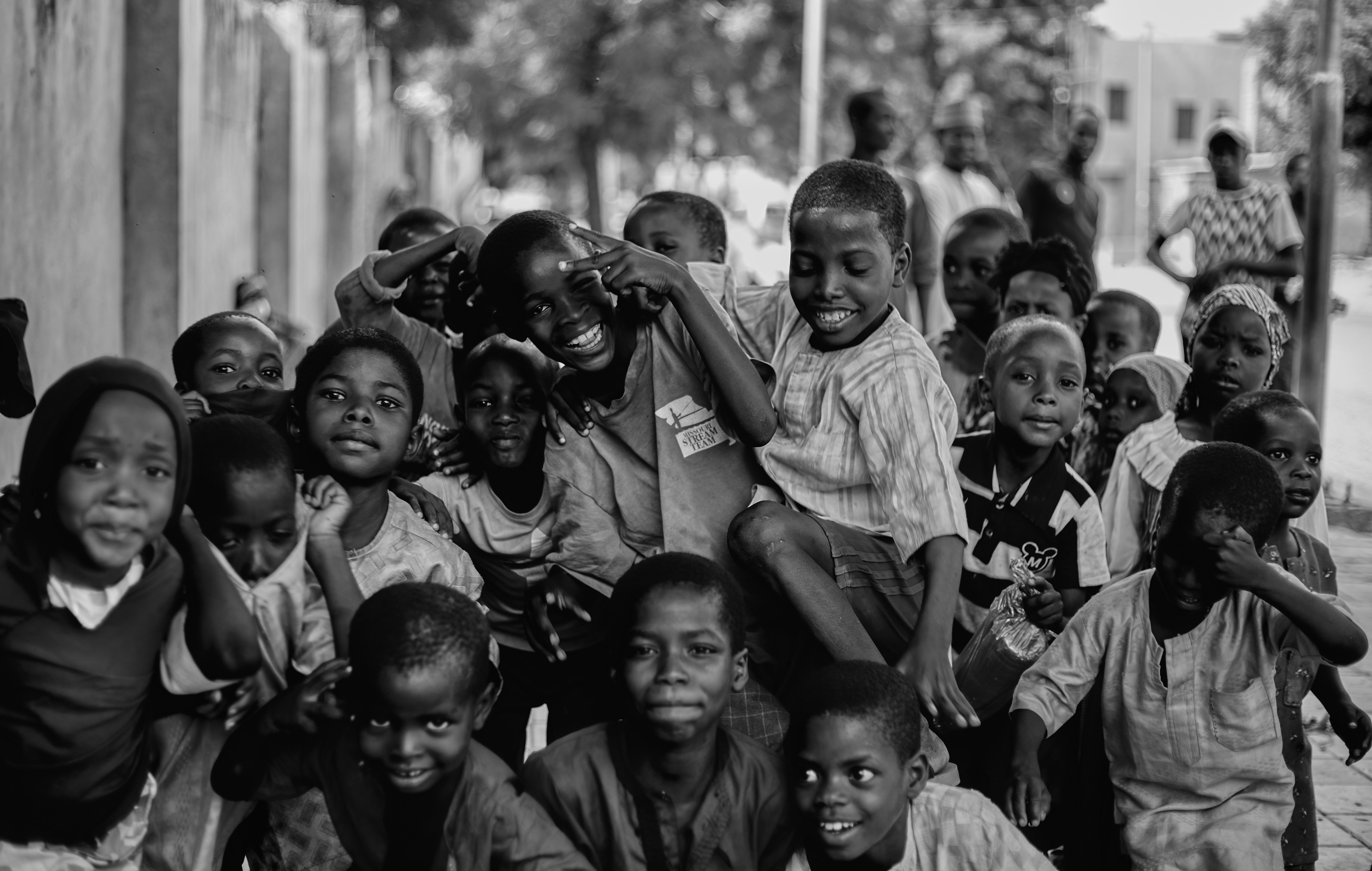 Grupo Alegre De Niños Jugando Al Aire Libre · Foto de stock gratuita