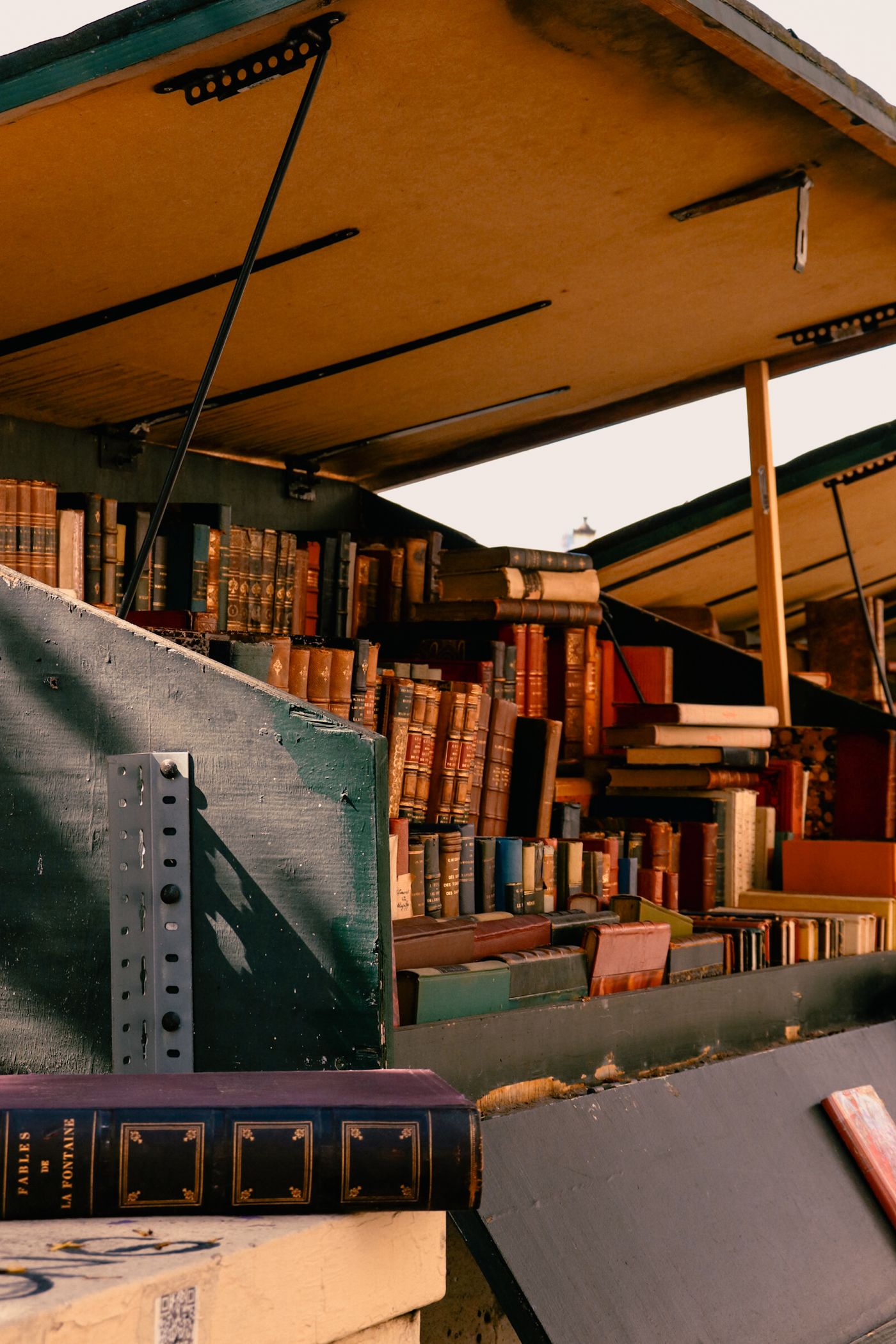 Livres anciens sur un étal de bouquiniste au bord de la Seine
