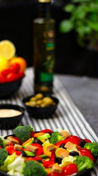 A fresh and colorful vegetarian salad with broccoli, tomatoes, and bell peppers, ideal for a healthy diet.