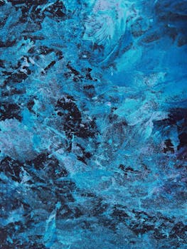 这幅充满活力的抽象丙烯画，以蓝色的纹理和图案传达着创造力