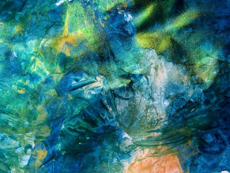 动态抽象艺术以生动的蓝色、绿色与水彩纹理呈现