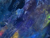 这幅迷人的抽象画作拥有丰富的蓝色纹理和充满活力的色彩飞溅，是当代艺术爱好者的完美之选