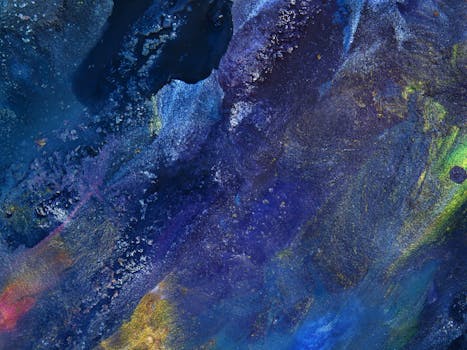 这幅迷人的抽象画作拥有丰富的蓝色纹理和充满活力的色彩飞溅，是当代艺术爱好者的完美之选