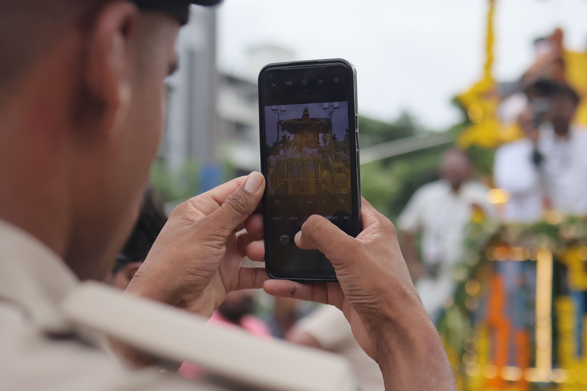 उत्सव के बाद बंद मोबाइल और सुरक्षित बजट डायरी, दीपों से रोशन शांत घर का दृश्य