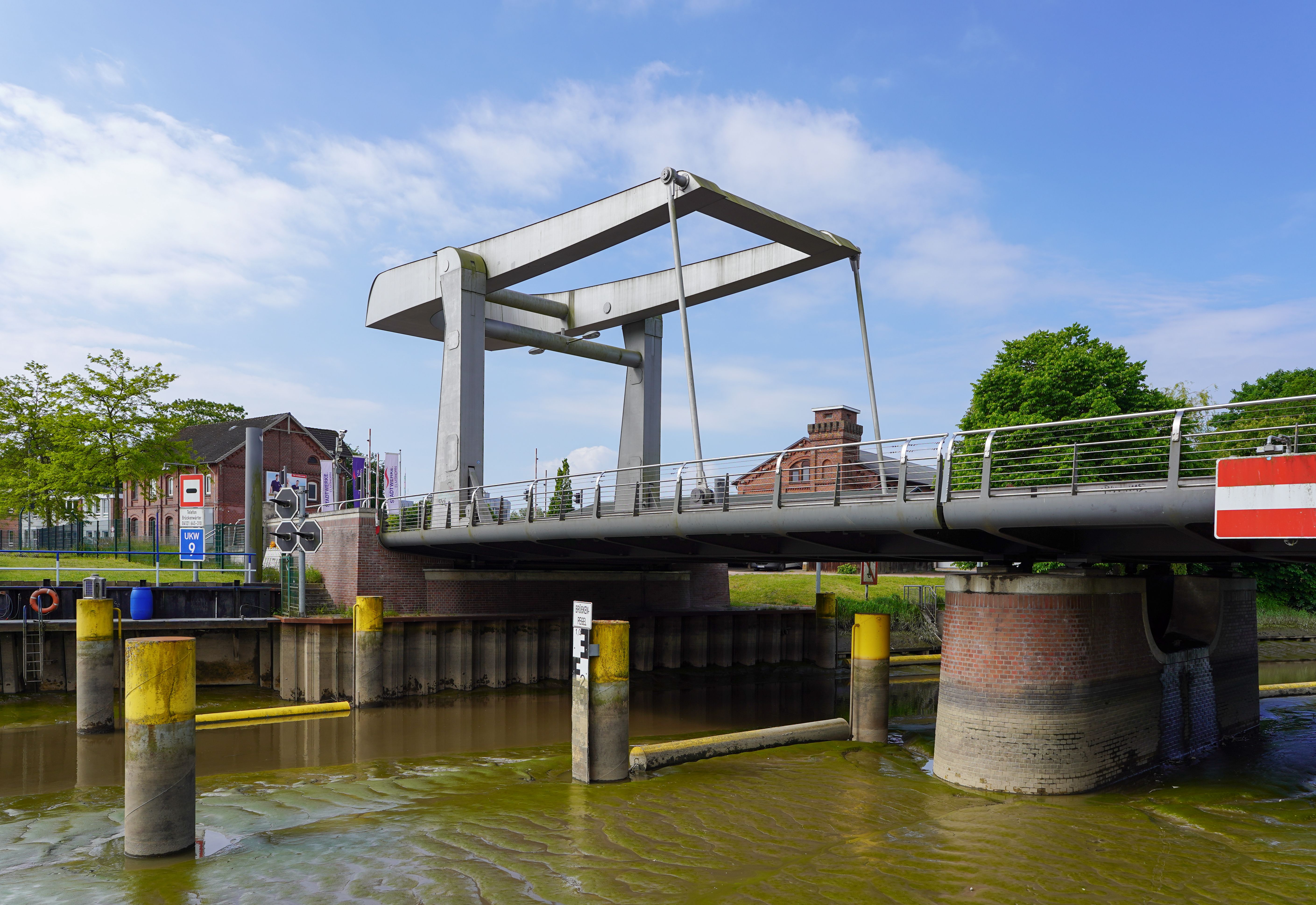 Gratis En moderne løftebro af stål over en kanal i Elmshorn, Slesvig-Holsten, Tyskland på en solskinsdag. Lagerfoto