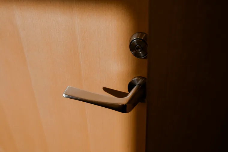 Porte d'entrée sécurisée avec une serrure applique robuste et fiable Martin Serrures