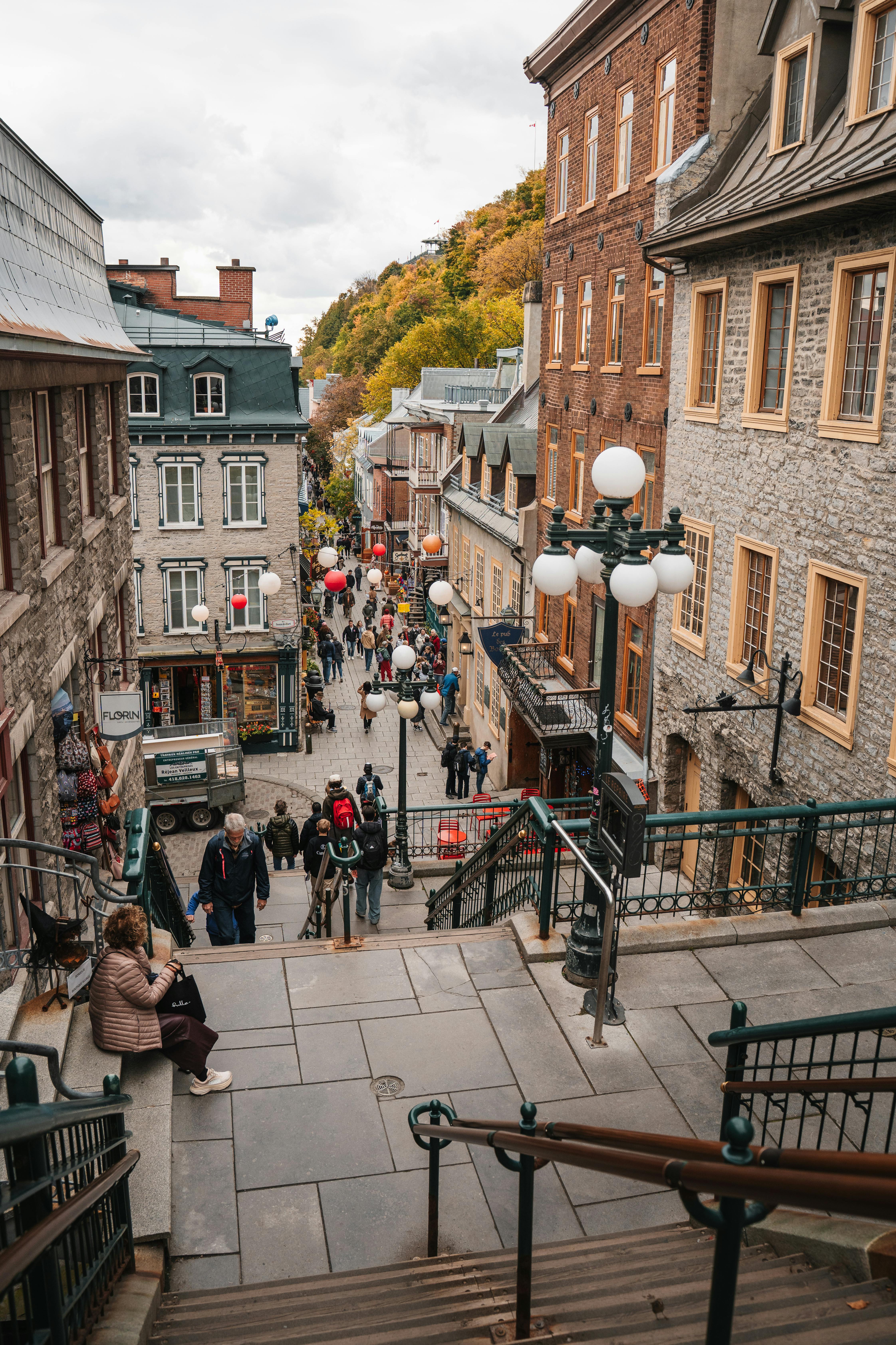 Rue patrimoniale au coeur d'une ville historique du Québec — architecture typique du Centre-du-Québec