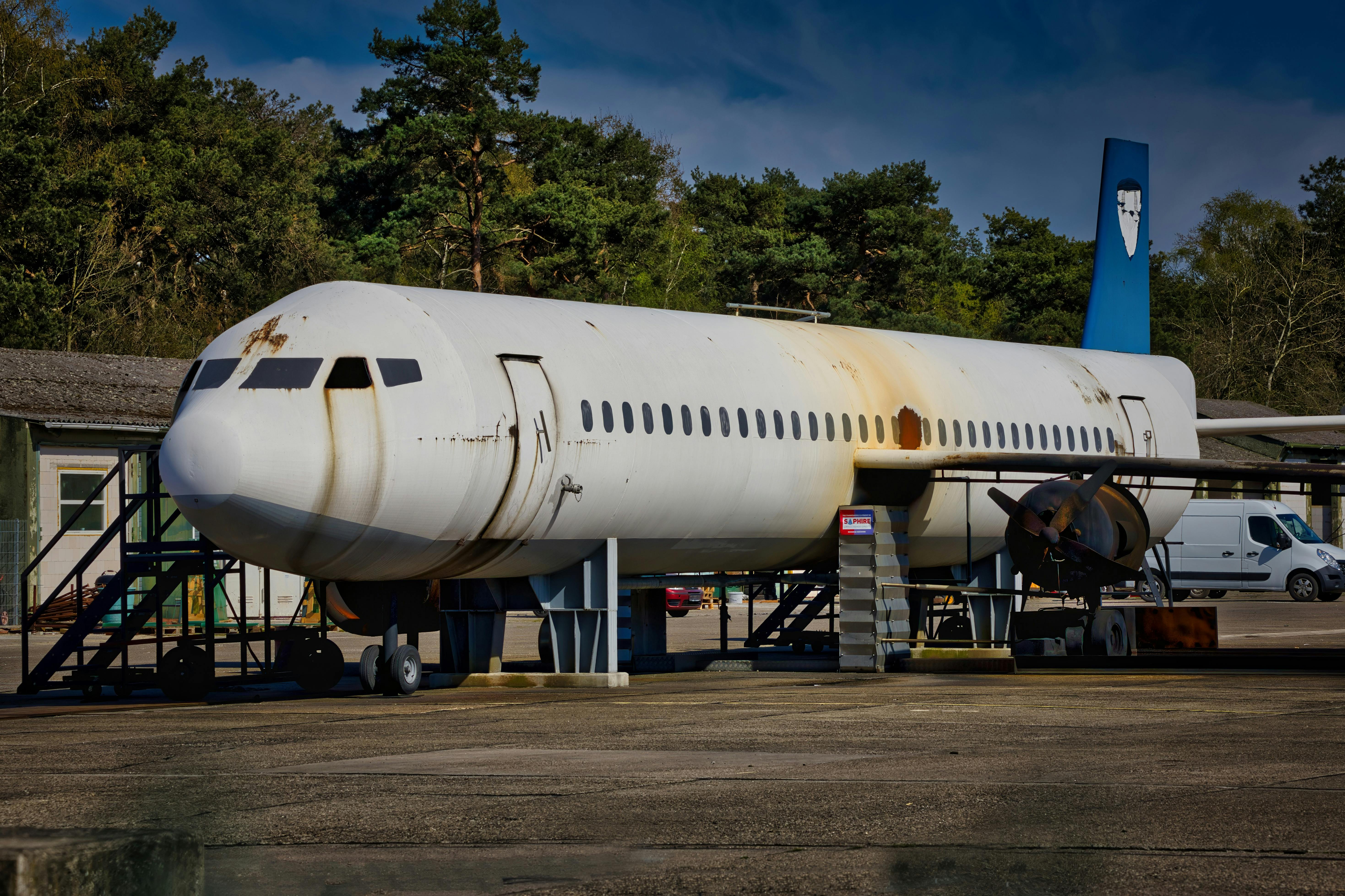 বিমানবন্দরের অগ্নিনির্বাপণ প্রশিক্ষণের জন্য ব্যবহৃত পুরোনো উড়োজাহাজ