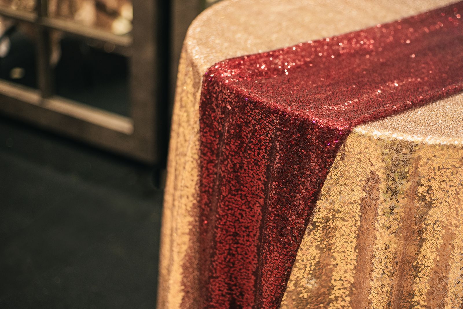 Sparkling gold and red table decoration for a glamorous wedding reception