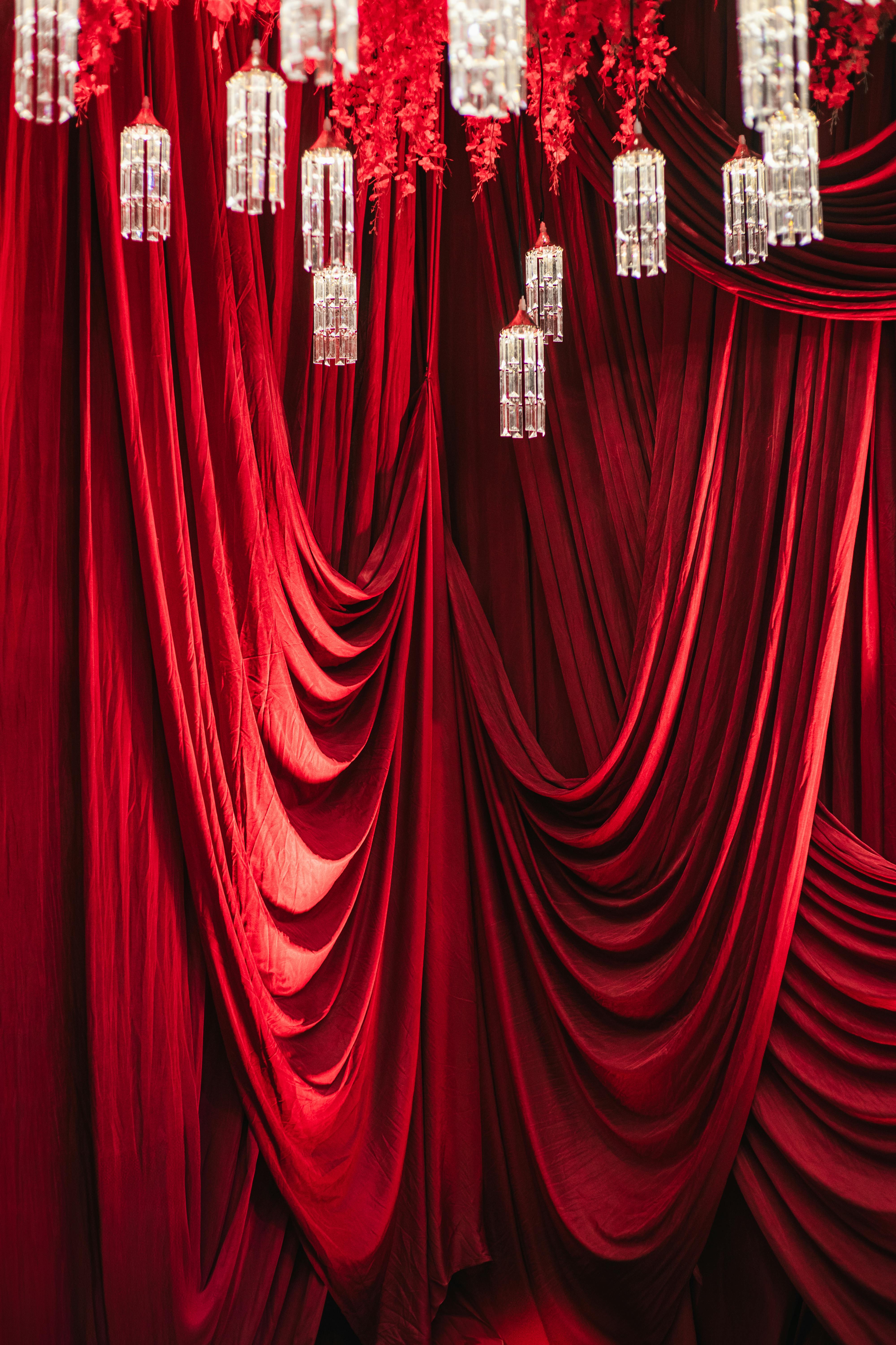 Ücretsiz Avize Ve Kırmızı Kumaş Dekorasyonu Stok Fotoğraflar