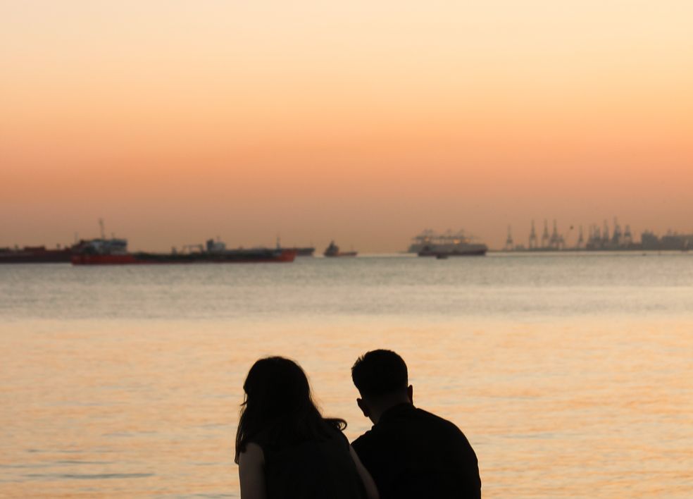 Online dating: starting a conversation on a niche platform