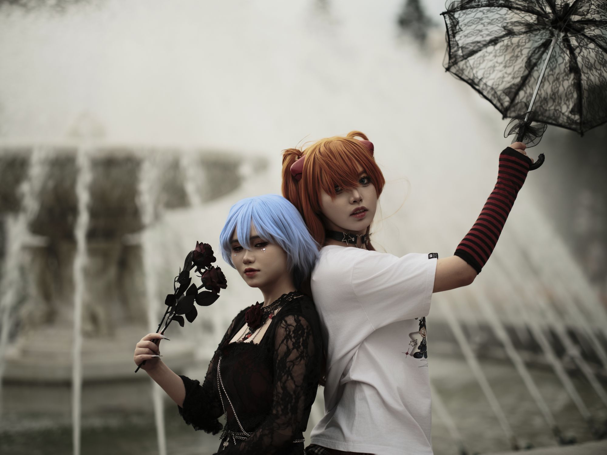 Cosplayers Frente A Una Fuente Con Sombrilla · Foto de stock gratuita