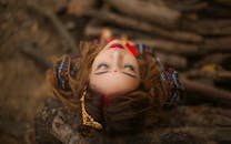 艺术的头顶镜头，拍摄的是一位穿着传统服装、表情安详的女性