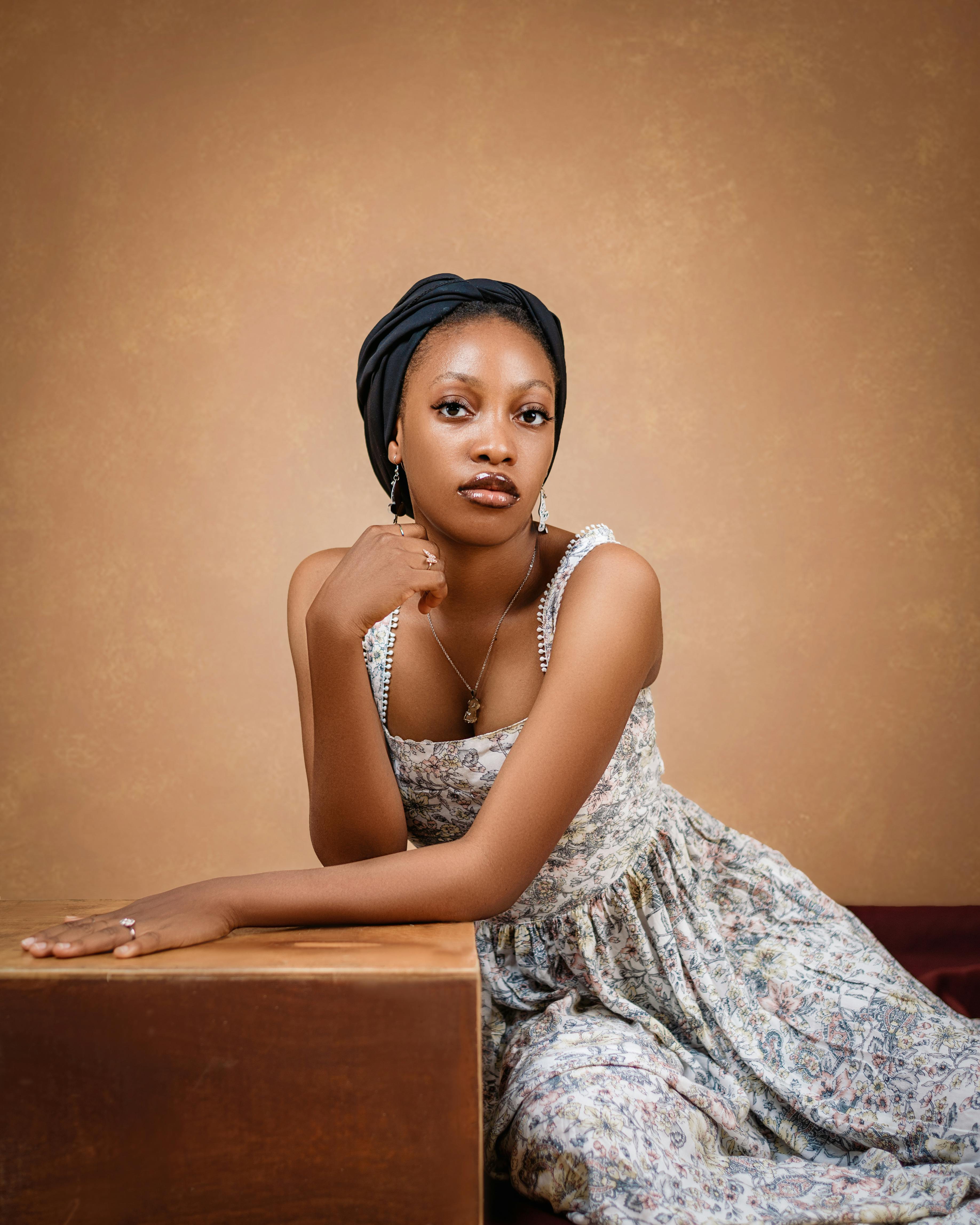 Rose Altın Görünümlü Takılar: Romantizm ve Sıcaklığın Moda Yansıması