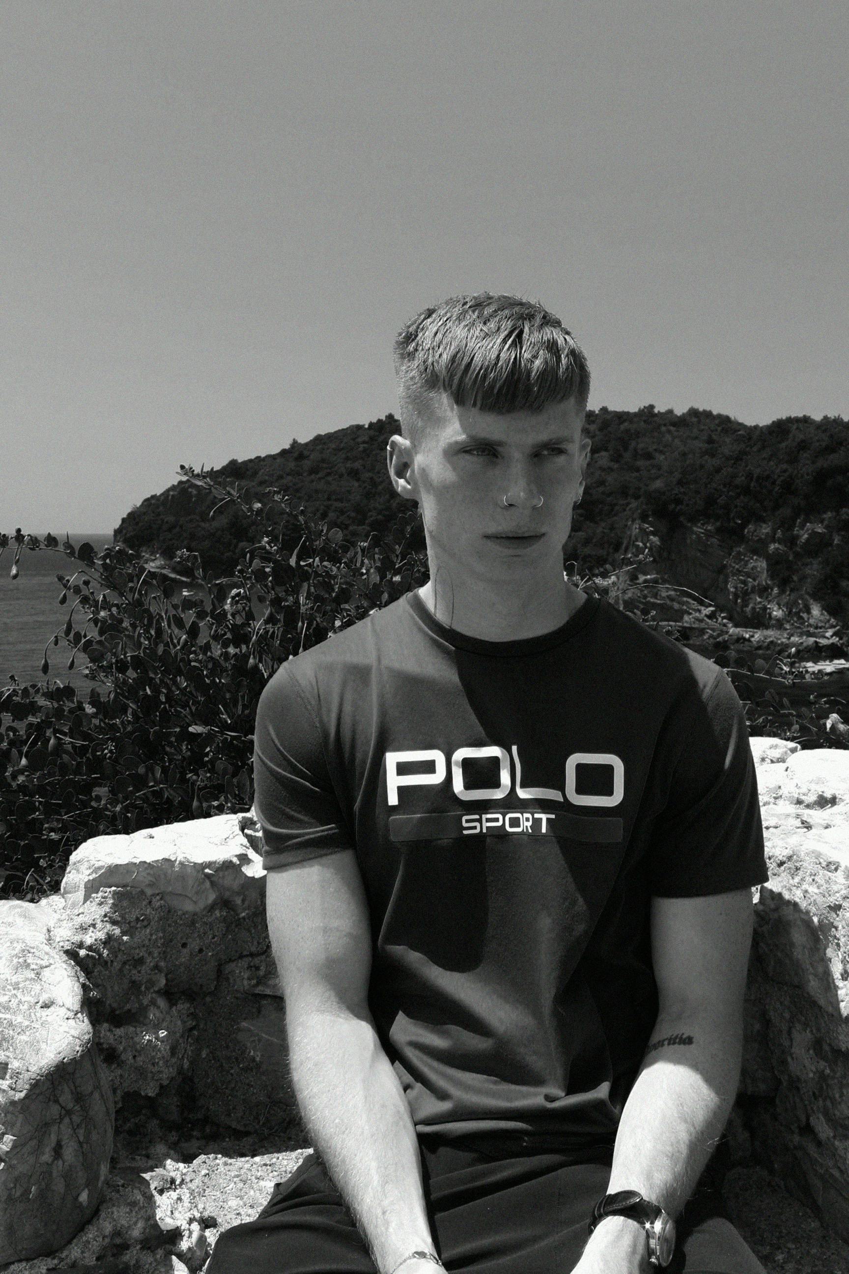 免費 布德瓦海岸一位年輕男子的黑白肖像，背景是風景優美的景色。 圖庫相片