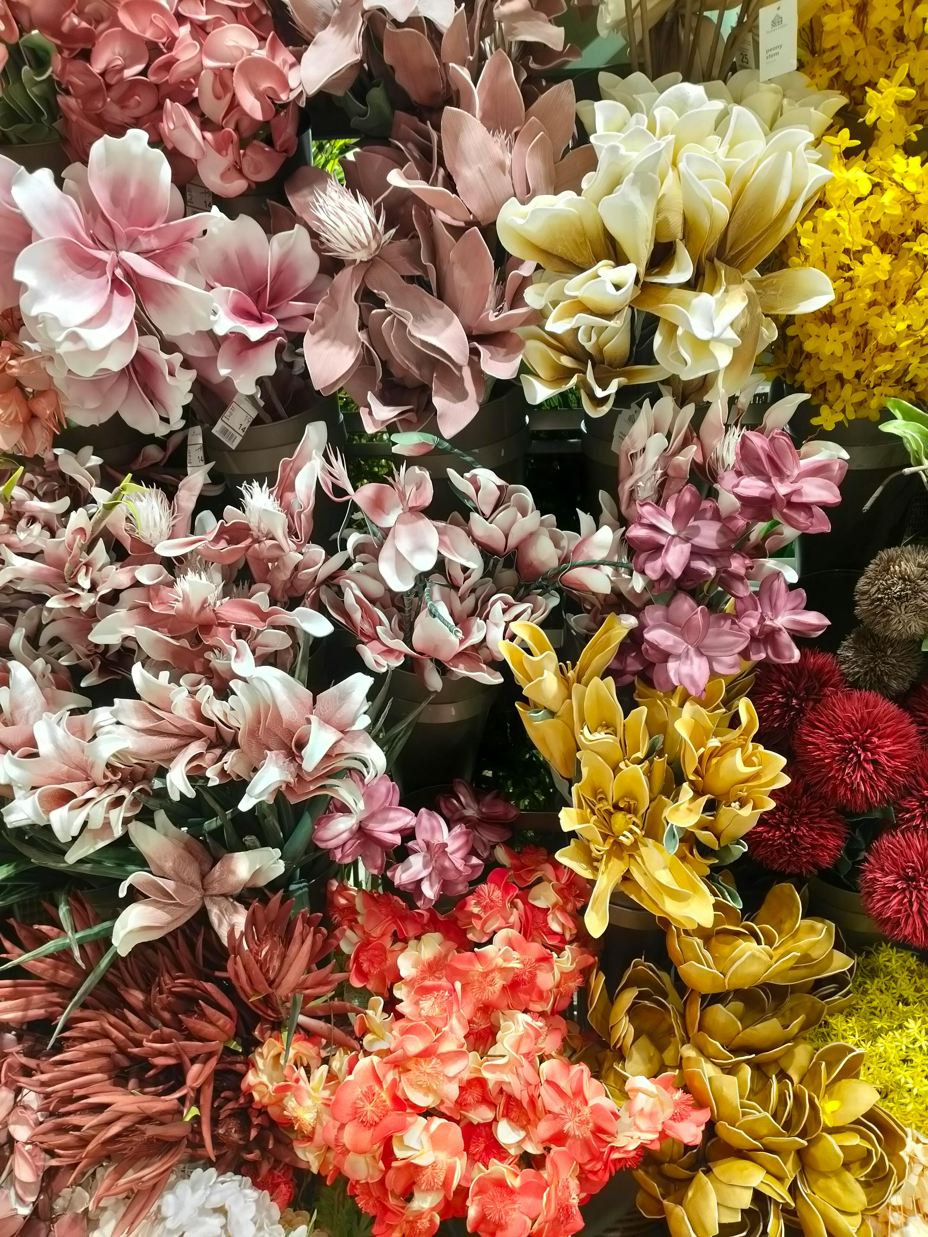 [ColoSach]-a-vivid-assortment-of-artificial-flowers-in-pink,-yellow,-and-red-hues.-perfect-for-decoration.