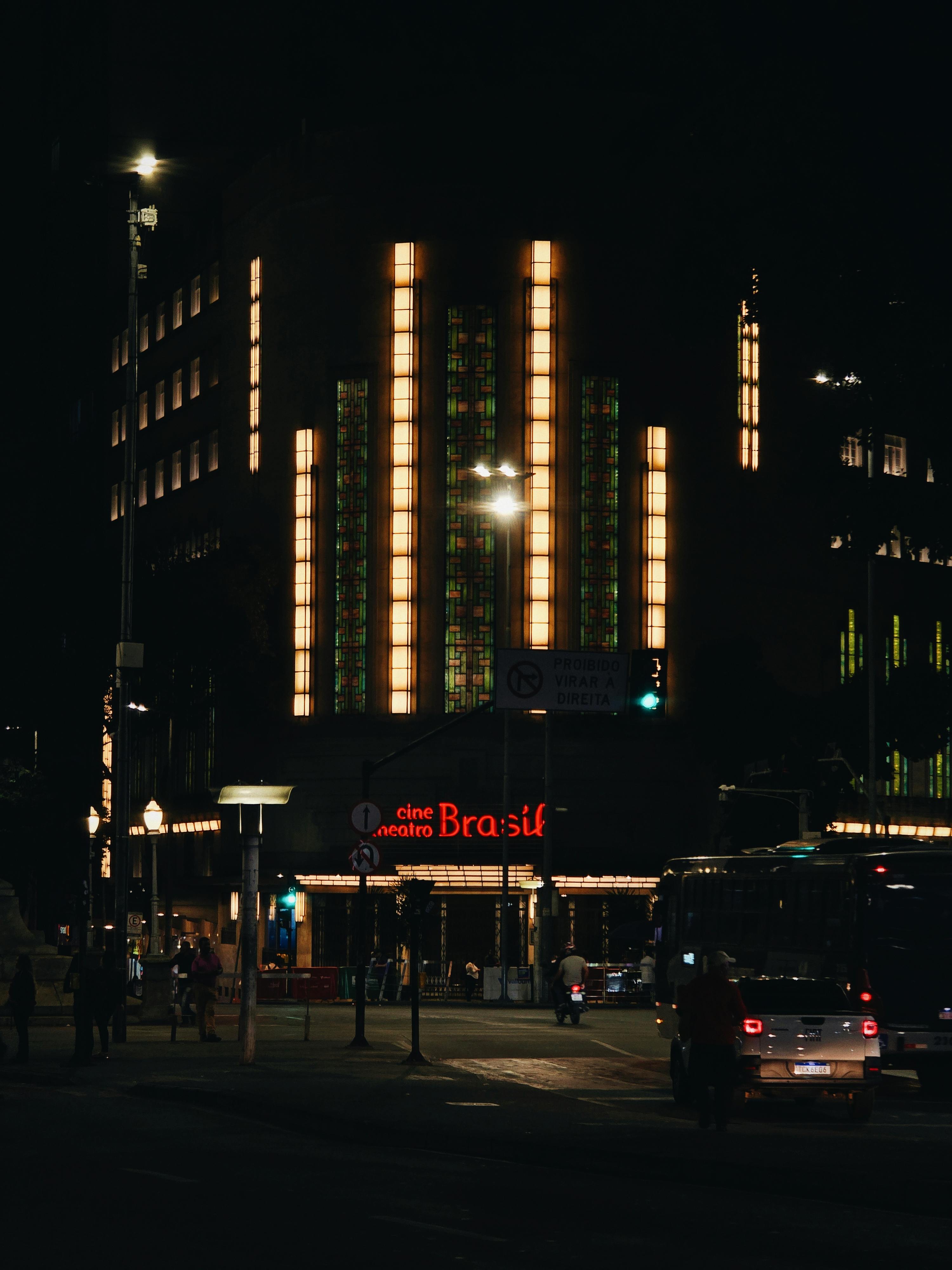 Gratis Vista nocturna del teatro Cine Brasil iluminado en Belo Horizonte, Brasil, con arquitectura art decó. Foto de stock